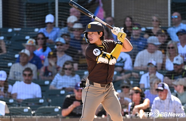 샌디에이고 파드리스 송성문이 28일 콜로라도 로키스와 MLB 시범경기에서 타석에 나서고 있다. /AFPBBNews=뉴스1