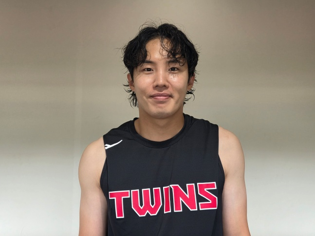 LG 임찬규가 27일 일본 오키나와현 카데나 야구장에서 열린 2026 LG 스프링캠프 훈련에서 스타뉴스와 인터뷰에 응했다. /사진=김동윤 기자