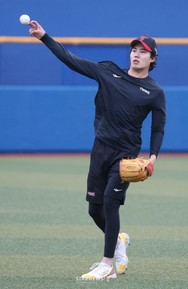 LG 트윈스가 27일 일본 오키나와현 카데나 야구장에서 스프링캠프 일정을 진행했다.  임찬규가 캐치볼 훈련을 하고 있다./사진=김진경 대기자