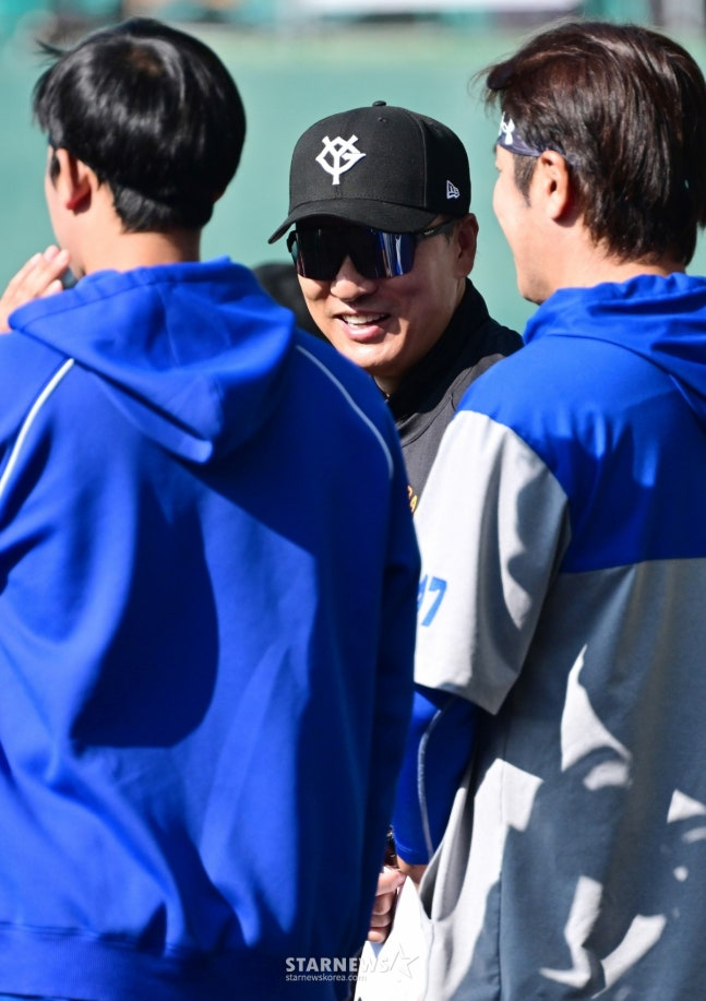 삼성 라이온즈가 28일 일본 오키나와현 나하의 셀룰러 스타티움에서 요미우리와 연습경기를 가졌다.  이승엽 요미우리 코치가 삼성 후배들을 찾아와 격려하고 있다. /사진=김진경 대기자