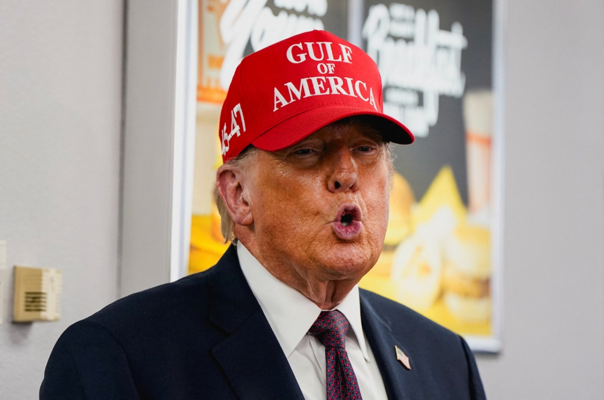 도널드 트럼프 미국 대통령이 27일(현지시간) 텍사스 주의 한 햄버거 가게를 방문해 연설 중인 모습./로이터=뉴스1