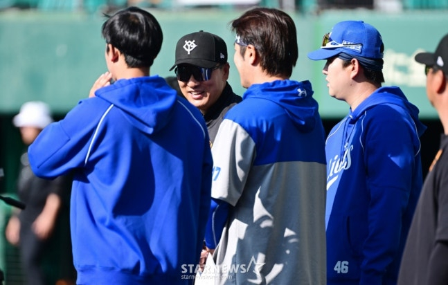 삼성 라이온즈가 28일 일본 오키나와현 나하의 셀룰러 스타티움에서 요미우리와 연습경기를 가졌다.  이승엽 요미우리 코치가 삼성 후배들을 찾아와 격려하고 있다. /사진=김진경 대기자