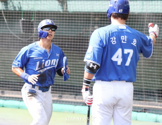 삼성 라이온즈가 28일 일본 오키나와현 나하 셀룰러 스타티움에서 요미우리와 연습경기를 가졌다.  삼성 김성윤이 4회초 디아즈의 희생타에 선제 득점한 후 강민호의 환영을 받고 있다. /사진=김진경 대기자