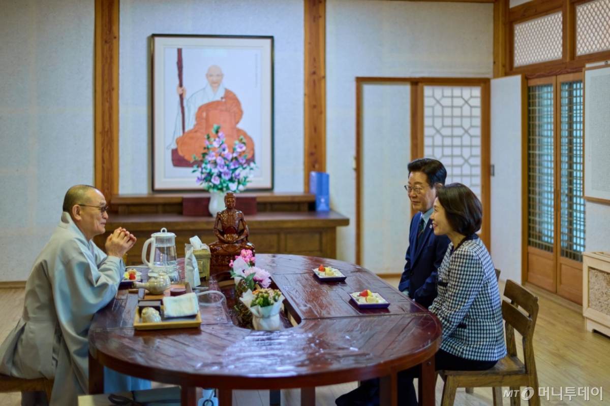 [서울=뉴시스] 최동준 기자 = 청와대는 27일 이재명 대통령과 김혜경 여사가 전북 완주군 송광사를 방문해 주지 스님과 환담하는 모습을 28일 SNS에 공개했다. (사진=이재명 대통령 SNS) 2026.02.28. photo@newsis.com *재판매 및 DB 금지 /사진=