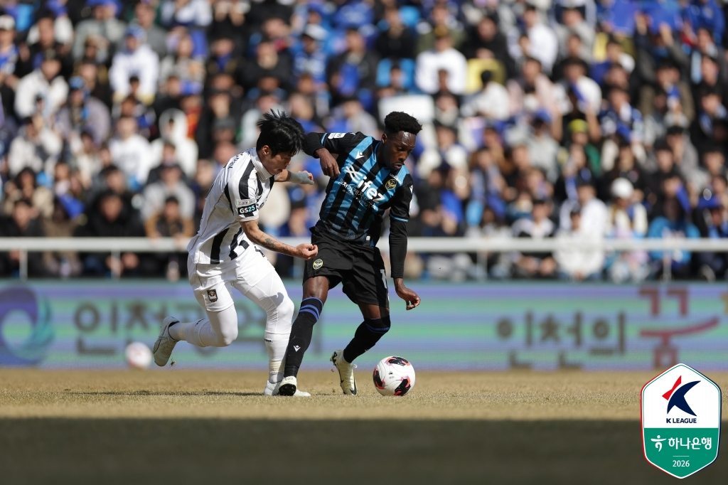 제르소(가운데)가 볼 경합을 펼치고 있다. /사진=한국프로축구연맹 제공