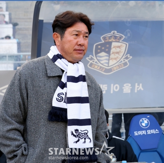 김도균 서울 이랜드 감독이 28일 오후 4시 30분 수원월드컵경기장에서 열린 하나은행 K리그2 2026 1라운드 경기를 지켜보고 있다. /사진=강영조 선임기자