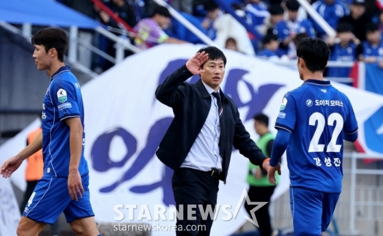 이정효(가운데) 수원 삼성 감독이 28일 오후 4시 30분 수원월드컵경기장에서 열린 하나은행 K리그2 2026 1라운드 전반전이 끝난 뒤 선수들을 맞이하고 있다. /사진=강영조 선임기자