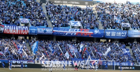 28일 오후 4시 30분 수원월드컵경기장에서 열린 하나은행 K리그2 2026 1라운드 경기를 찾은 수원 서포터. /사진=강영조 선임기자