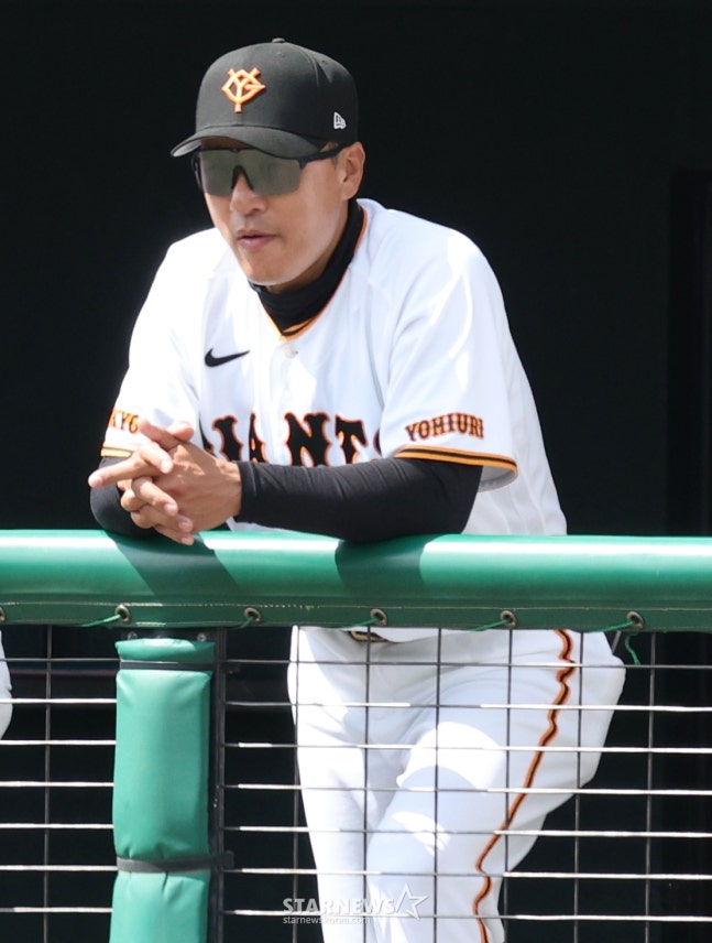 삼성 라이온즈가 28일 일본 오키나와현 나하 셀룰러 스타티움에서 요미우리와 연습경기를 가졌다. 요미우리 이승엽 코치가 경기를 지켜보고 있다. /사진=김진경 대기자