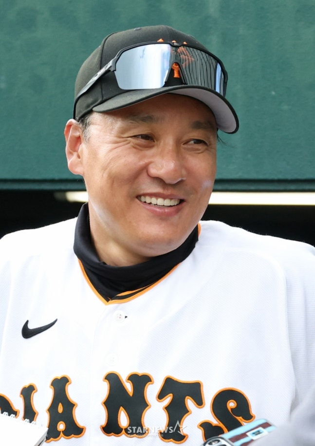 삼성 라이온즈가 28일 일본 오키나와현 나하 셀룰러 스타티움에서 요미우리와 연습경기를 가졌다. 요미우리 이승엽 코치가 경기 후 한국 취재진과 인터뷰를 하고 있다. /사진=김진경 대기자