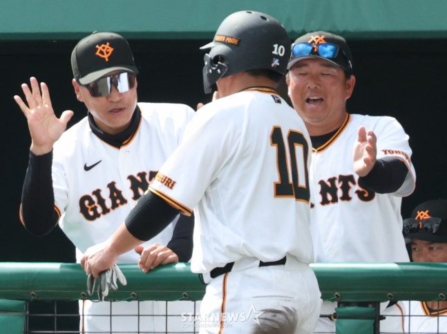 삼성 라이온즈가 28일 일본 오키나와현 나하 셀룰러 스타티움에서 요미우리와 연습경기를 가졌다. 요미우리 이승엽 코치가 세 번째 득점한 주자를 맞이하고 있다. /사진=김진경 대기자