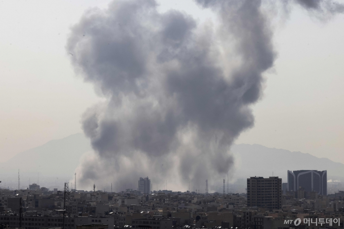 (AFP=뉴스1) = 28일(현지시간) 이란 수도 테헤란 도심에 연기 기둥이 솟아오르고 있다. 이스라엘 국방부는 이날 "이란에 대한 예방적 공격을 단행했다"고 발표했다. ⓒ AFP=뉴스1 Copyright © 뉴스1. All rights reserved. 무단 전재 및 재배포, AI학습 이용 금지. /사진=(AFP=뉴스1)