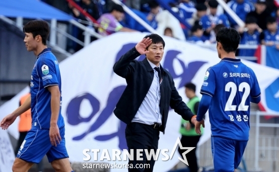 이정효(가운데) 수원 삼성 감독이 28일 오후 4시 30분 수원월드컵경기장에서 열린 하나은행 K리그2 2026 1라운드 전반전이 끝난 뒤 선수들을 맞이하고 있다. /사진=강영조 선임기자