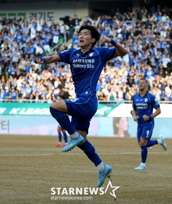 박현빈이 28일 오후 4시 30분 수원월드컵경기장에서 열린 하나은행 K리그2 2026 1라운드 경기에서 동점골을 넣고 세리머니하고 있다. /사진=강영조 선임기자