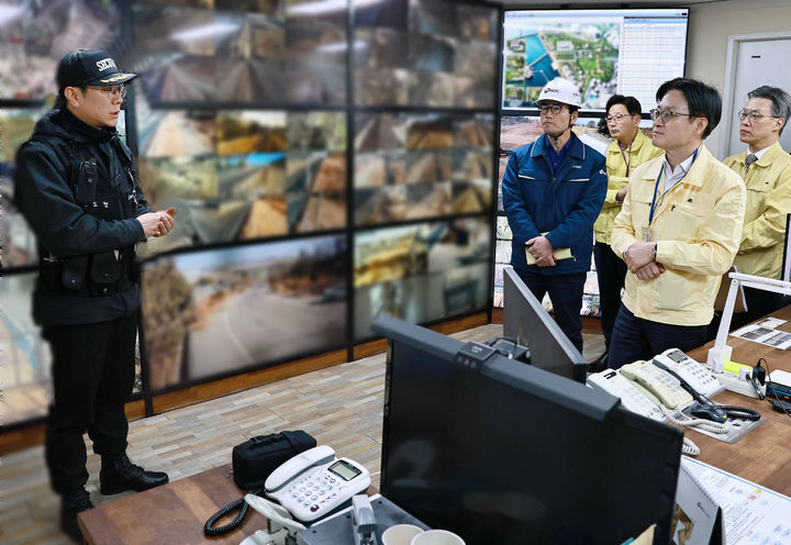 김정관 산업통상부 장관이 19일 경기도 평택시 한국석유공사 비축기지를 방문해 재난안전, 시설방호 및 사이버보안 대응 상황을 불시 점검하고 있다. /사진=산업통상부