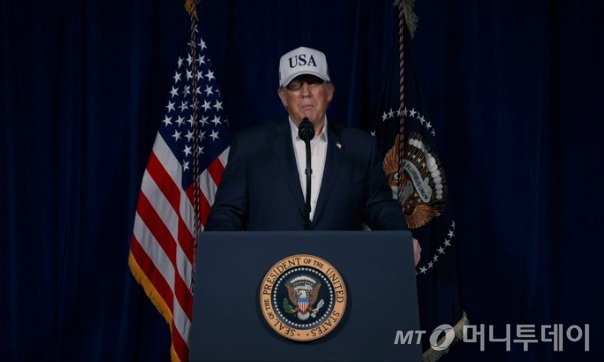 도널드 트럼프 미국 대통령이 28일(현지시간) 트루스소셜에 게시한 연설 영상을 통해 이란에 대한 공격 개시를 밝히는 모습./사진=뉴스1(트럼프 대통령 트루스소셜 영상 갈무리) /사진=(서울=뉴스1)