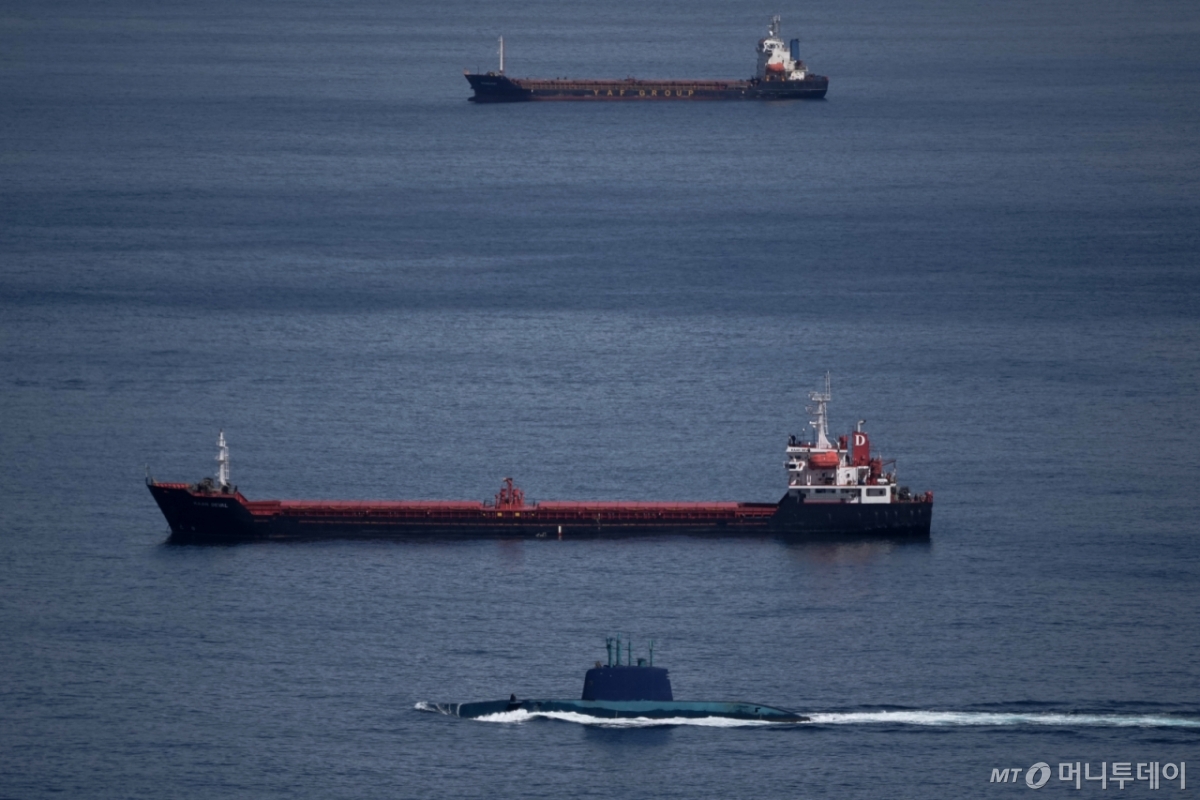 [하이파=AP/뉴시스] 28일(현지 시간) 이스라엘이 이란에 대한 군사적 공격 이후 이스라엘 전역에 비상경보가 울린 가운데 이스라엘군 잠수함 한 척이 하이파만에 모습을 드러내고 있다. 2026.02.28. /사진=민경찬