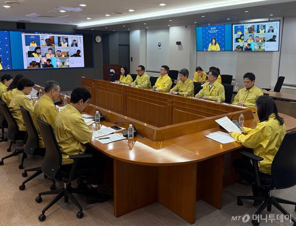 (서울=뉴스1) 임세영 기자 = 김진아 외교부 2차관이 28일 서울 종로구 외교부 청사에서 이란 상황 관련 중동 정세 및 재외국민 보호를 위한 본부-공관 합동 상황점검회의를 주재하고 있다.   이날 회의에는 주이란대사관, 주이스라엘대사관을 비롯해 레바논, 미국, 아랍에미리트, 요르단, 이집트, 카타르, 쿠웨이트, 투르크메니스탄 등 인근 중동지역에 주재하는 공관들이 참여해 현지 상황 평가 및 안전대책을 점검했다. (외교부 제공. 재판매 및 DB 금지) 2026.2.28/뉴스1  Copyright © 뉴스1. All rights reserved. 무단 전재 및 재배포,  AI학습 이용 금지. /사진=(서울=뉴스1) 임세영 기자