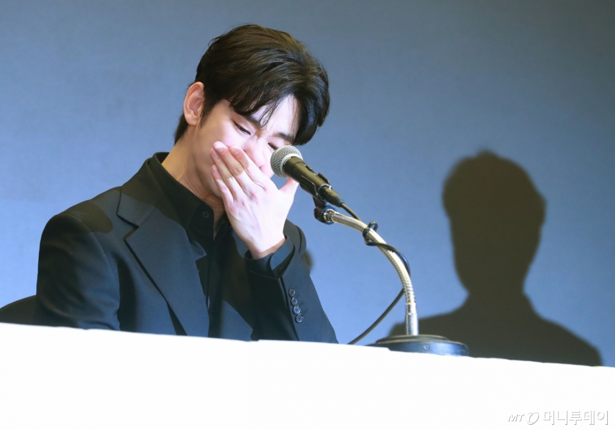 배우 김수현이 2025년 3월31일 오후 서울 마포구 상암동 스탠포드호텔에서 진행된 기자회견에서 사생활 논란에 대해 밝히고 있다. /2025.03.31 /사진=이동훈 기자 photoguy@