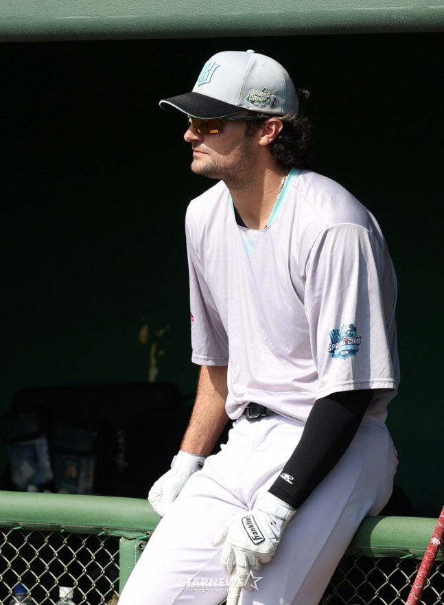 KT 위즈가 26일 일본 오키나와현 우루마 쿠시카와 야구장에서 스프링캠프 일정을 진행했다.  힐리어드가 동료들의 훈련을 바라보고 있다. /사진=김진경 대기자