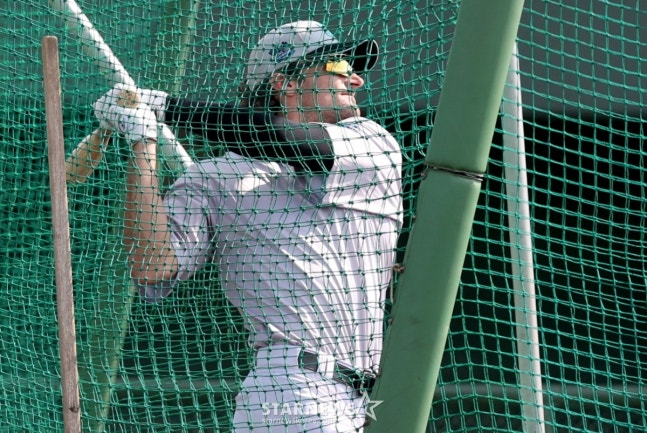 KT 위즈가 26일 일본 오키나와현 우루마 쿠시카와 야구장에서 스프링캠프 일정을 진행했다.  힐리어드가 타격 훈련을 하고 있다. /사진=김진경 대기자