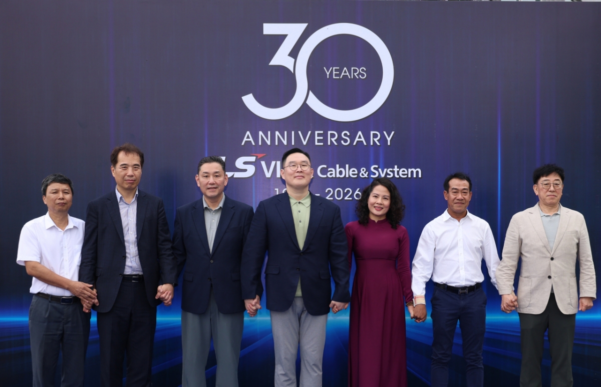 1일 베트남 하이퐁 사업장에서 열린 LS-VINA 창립 30주년 기념식에서 구본규 LS전선 대표, 이상호 LS에코에너지 대표, 장동욱 LS-VINA 법인장(오른쪽 4번째부터) 등 참석자들이 기념촬영을 하고 있다/사진 제공=LS전선