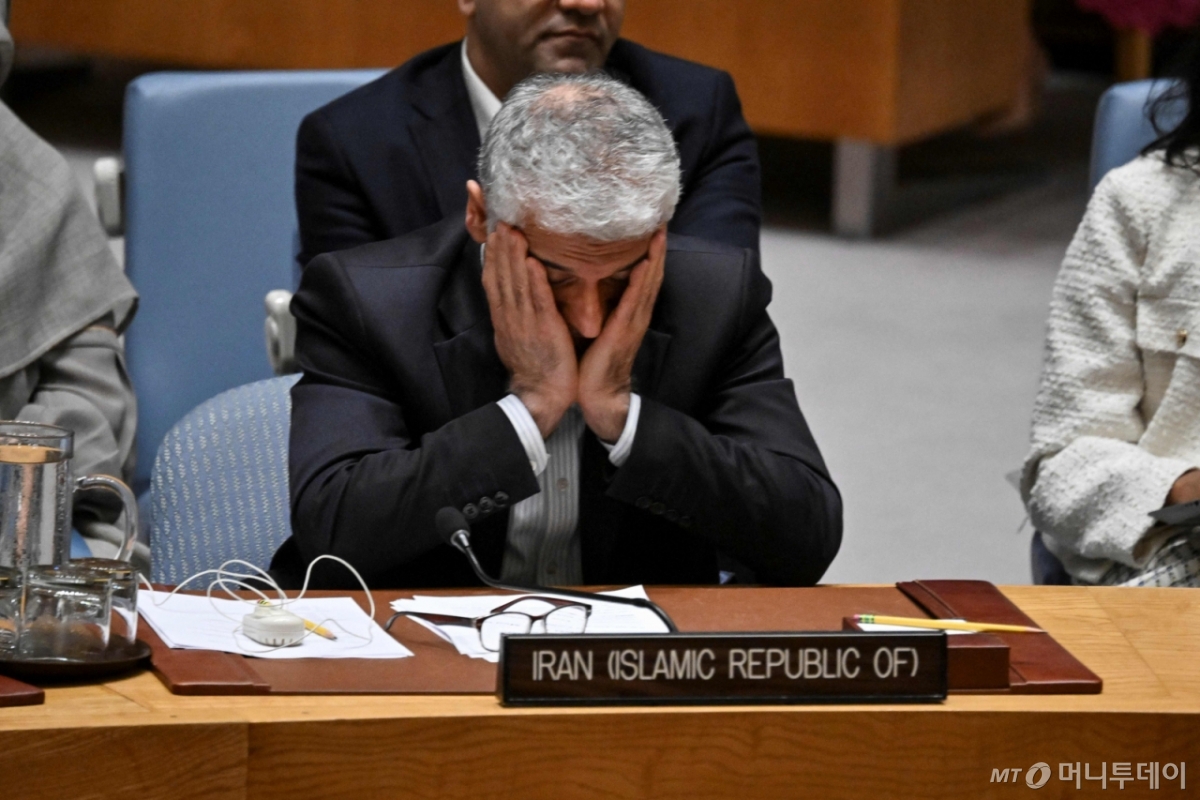 (뉴욕 AFP=뉴스1) 권영미 기자 = 아미르 사이드 이라바니 유엔 주재 이란 대표가 2025년 6월 24일(현지시간) 뉴욕 유엔 본부에서 열린 이스라엘-이란 분쟁 관련 유엔 안전보장이사회 회의에서 두 손으로 얼굴을 감싸고 있다. 2025.06.24.   ⓒ AFP=뉴스1  Copyright © 뉴스1. All rights reserved. 무단 전재 및 재배포,  AI학습 이용 금지. /사진=(뉴욕 AFP=뉴스1) 권영미 기자