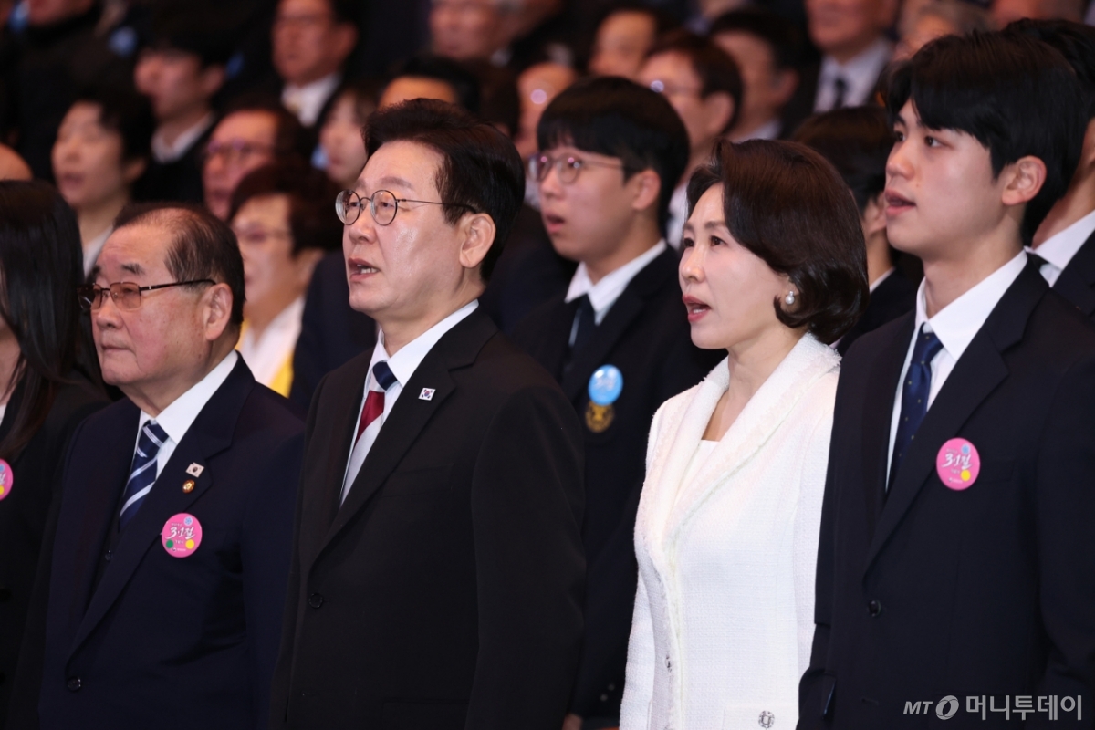 (서울=뉴스1) 이재명 기자 = 이재명 대통령과 김혜경 여사가 1일 서울 강남구 코엑스에서 열린 제107주년 3·1절 기념식에서 애국가를 부르고 있다. 2026.3.1/뉴스1  Copyright © 뉴스1. All rights reserved. 무단 전재 및 재배포,  AI학습 이용 금지. /사진=(서울=뉴스1) 이재명 기자