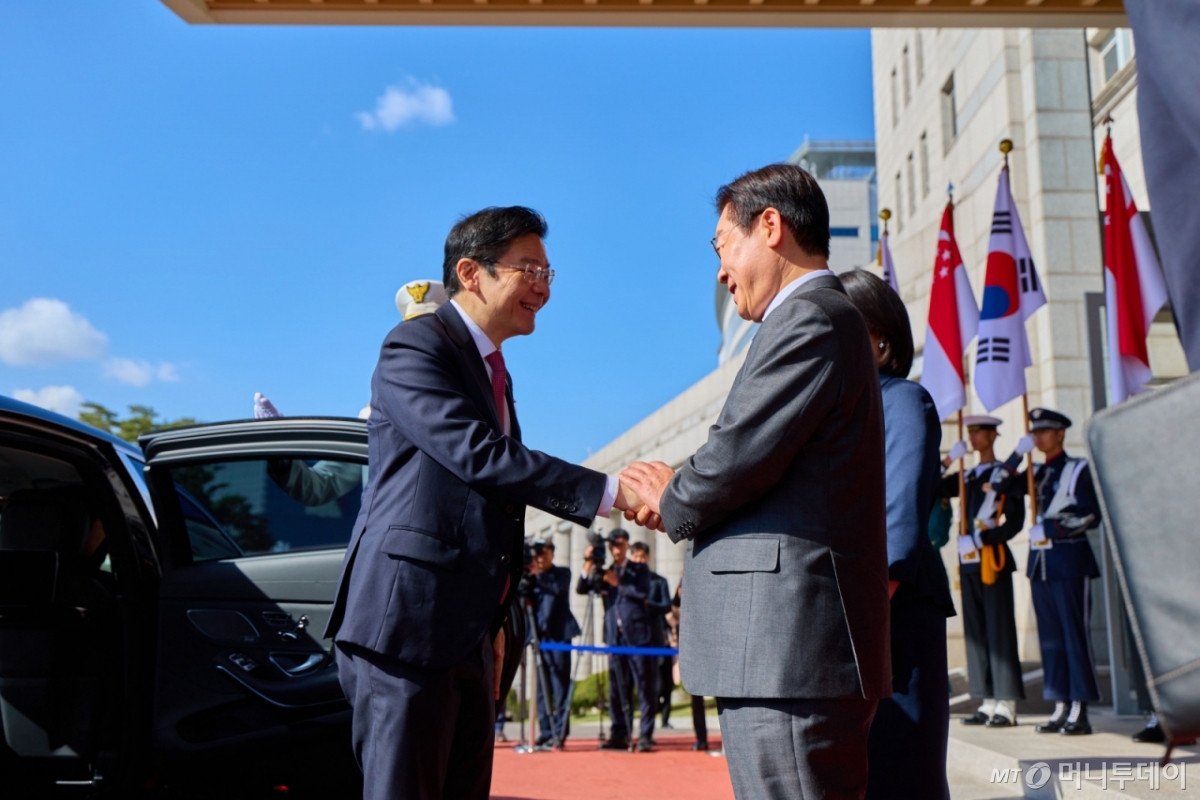 [서울=뉴시스] 최동준 기자 = 이재명 대통령이 2일 한-싱가포르 정상회담이 열리는 서울 용산 대통령실에서 로렌스 웡 싱가포르 총리를 영접하고 있다. (사진=대통령실 제공) 2025.11.02. photo@newsis.com *재판매 및 DB 금지 /사진=