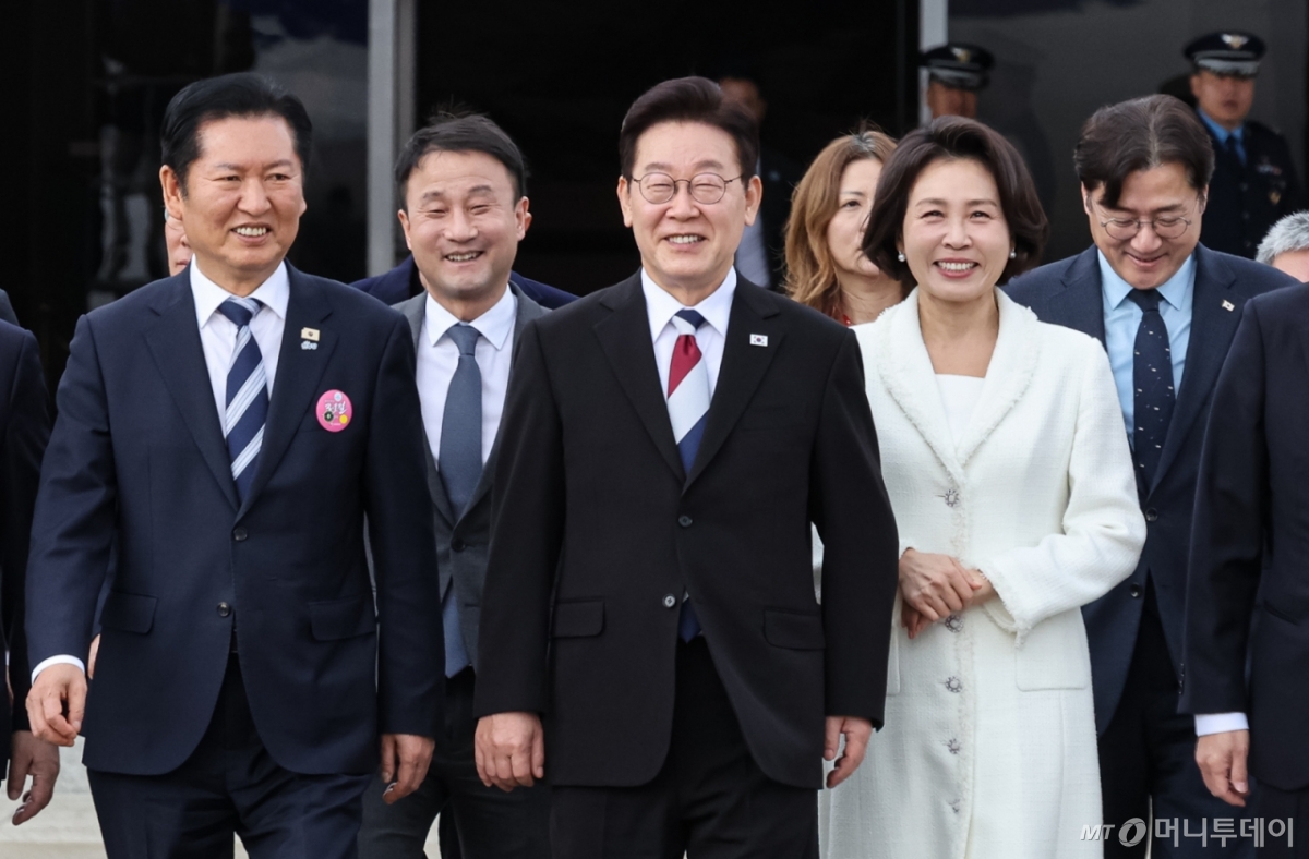 (성남=뉴스1) 허경 기자 = 이재명 대통령과 김혜경 여사가 1일 싱가포르와 필리핀 국빈 방문을 위해 경기 성남 서울공항에서 공군1호기로 이동하고 있다.  Copyright © 뉴스1. All rights reserved. 무단 전재 및 재배포,  AI학습 이용 금지. /사진=(성남=뉴스1) 허경 기자