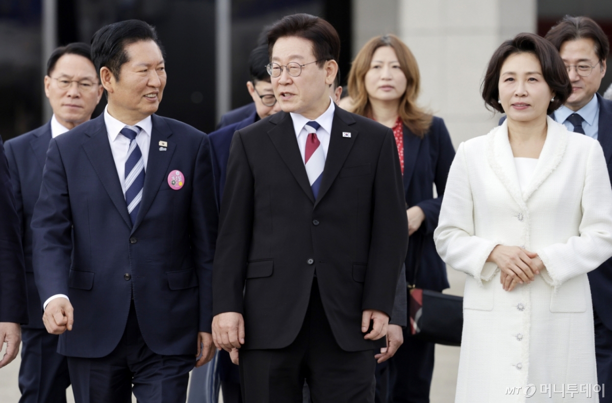 [성남=뉴시스] 최동준 기자 = 싱가포르와 필리핀을 국빈 방문하는 이재명 대통령이 1일 경기 성남 서울공항에서 정청래 더불어민주당 대표와 대화하며 공군1호기로 향하고 있다. 2026.03.01. photocdj@newsis.com /사진=최동준