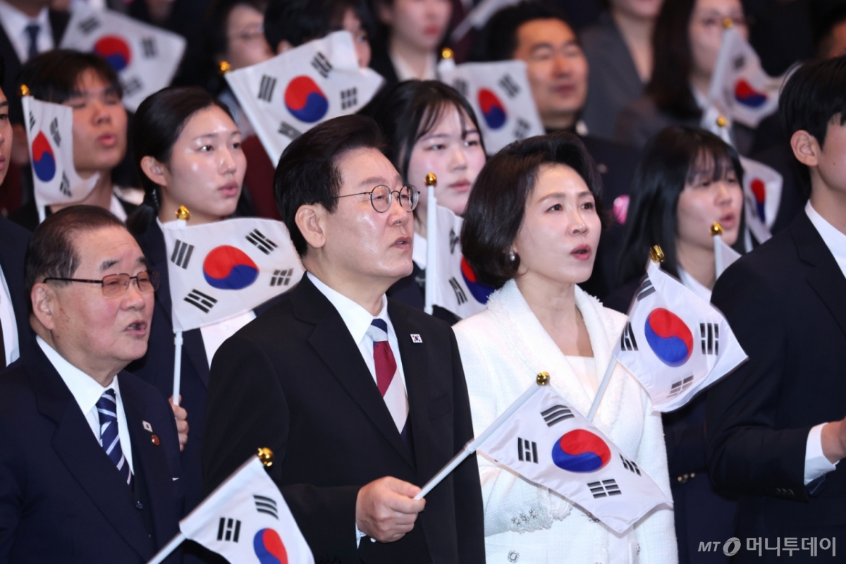 (서울=뉴스1) 이재명 기자 = 이재명 대통령과 김혜경 여사가 1일 서울 강남구 코엑스에서 열린 제107주년 3·1절 기념식에서 참석자들과 3·1절 노래를 제창하고 있다. 2026.3.1/뉴스1  Copyright © 뉴스1. All rights reserved. 무단 전재 및 재배포,  AI학습 이용 금지. /사진=(서울=뉴스1) 이재명 기자