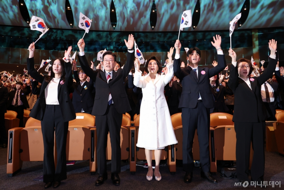 (서울=뉴스1) 이재명 기자 = 이재명 대통령과 김혜경 여사가 1일 서울 강남구 코엑스에서 열린 제107주년 3·1절 기념식에서 만세삼창을 하고 있다.  2026.3.1/뉴스1  Copyright © 뉴스1. All rights reserved. 무단 전재 및 재배포,  AI학습 이용 금지. /사진=(서울=뉴스1) 이재명 기자