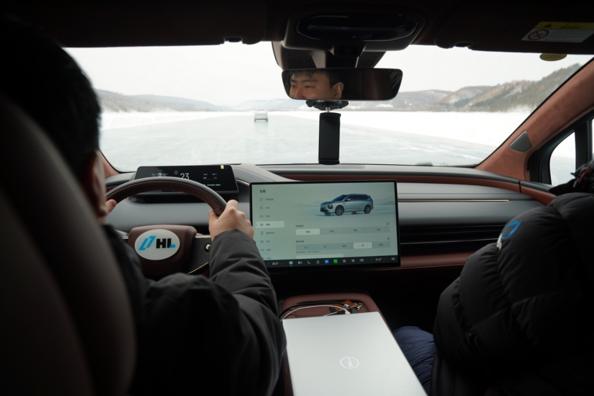 테스트 차량이 HL만도 헤이허 트랙의 빙판 위를 질주하고 있다/사진제공=HL만도