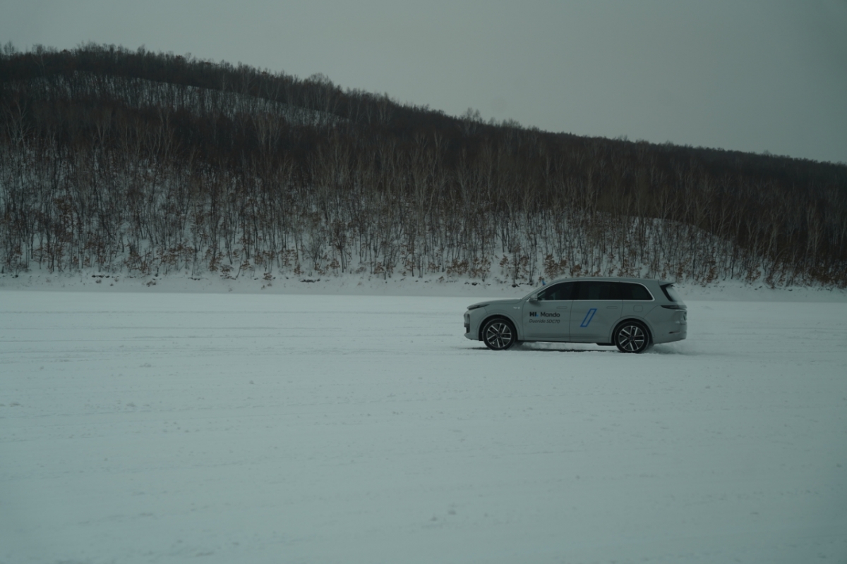 테스트 차량이 HL만도 헤이허 트랙의 눈길 위를 질주하고 있다/사진제공=HL만도