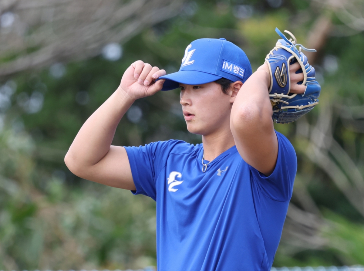 삼성 라이온즈 이호성이 지난달 19일 일본 오키나와 온나손 아카마 구장에서 2차 스프링캠프에서 캐치볼을 하고 있다. /사진=김진경 대기자