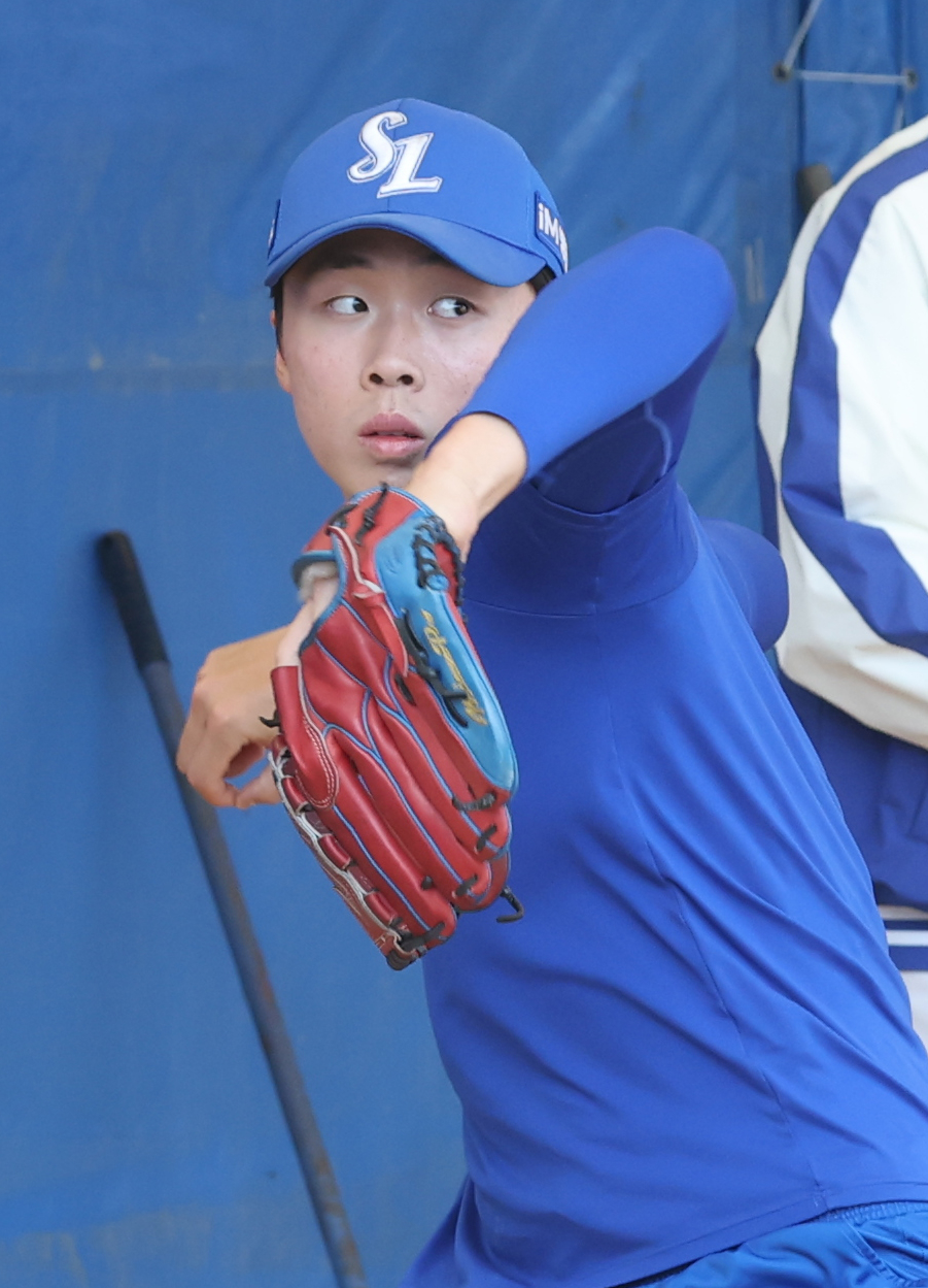 삼성 라이온즈 이호범이 지난달 19일 일본 오키나와 온나손 아카마 구장에서 2차 스프링캠프에서 불펜 투구를 펼치고 있다. /사진=김진경 대기자