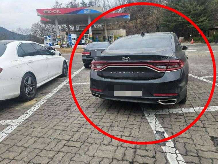 경북 구미시 선산휴게소 주차장에서 한 승용차가 3칸의 공간을 차지하고 있는 사진이 공개돼 논란이다. /사진=보배드림 SNS 갈무리