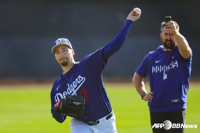 스프링캠프에서 캐치볼 훈련을 하는 스넬(왼쪽). /AFPBBNews=뉴스1