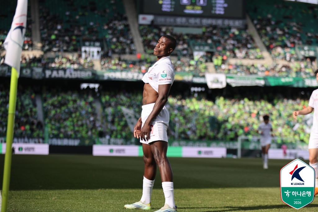 몬타뇨가 1일 오후 2시 전주월드컵경기장에서 열린 하나은행 K리그1 2026 1라운드 동점골을 넣고 복근 세리머니를 선보이고 있다. /사진=한국프로축구연맹 제공