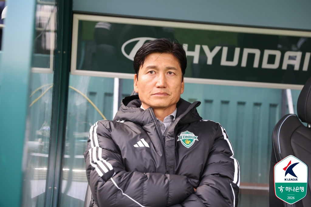 정정용 전북 현대 감독이 1일 오후 2시 전주월드컵경기장에서 열린 하나은행 K리그1 2026 1라운드 경기를 지켜보고 있다. /사진=한국프로축구연맹 제공