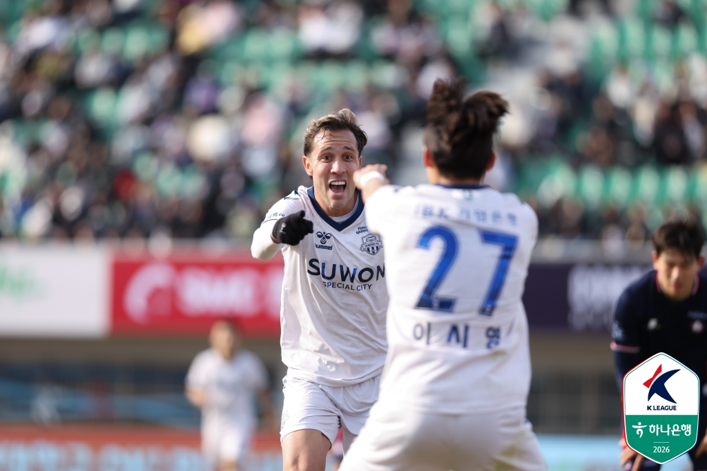 수원FC 프리조(왼쪽)가 골 세리머니하고 있다. /사진=/사진=한국프로축구연맹 제공