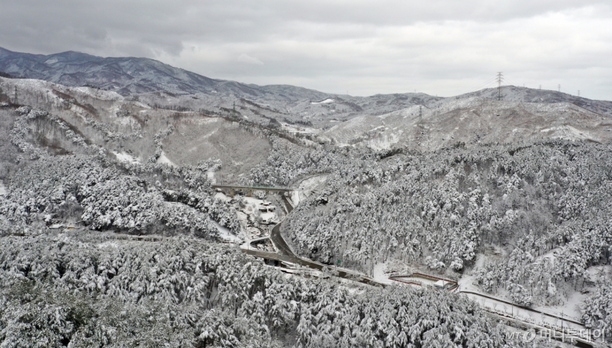 (강릉=뉴스1) 김명섭 기자 = 강원 산간을 중심으로 폭설이 내린 3일 강원도 강릉시 성산면 일대에 많은 눈이 쌓여 있다. 기상청은 강원 산지에 최대 40cm 이상, 강원 동해안과 경북북동산지 에 30cm 이상의 폭설이 더 쏟아질 전망이라고 예보했다. 2025.3.3/뉴스1 Copyright © 뉴스1. All rights reserved. 무단 전재 및 재배포, AI학습 이용 금지. /사진=(강릉=뉴스1) 김명섭 기자