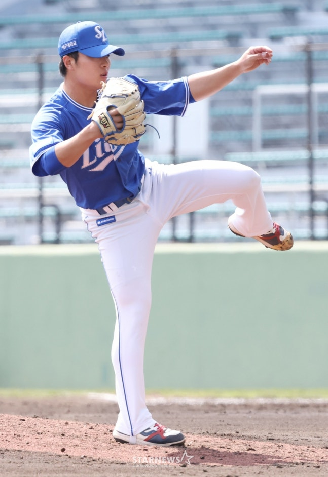 삼성 라이온즈가 2월 28일 일본 오키나와현 나하 셀룰러 스타티움에서 요미우리와 연습경기를 가졌다.  삼성 이승민이 역투하고 있다. /사진=김진경 대기자
