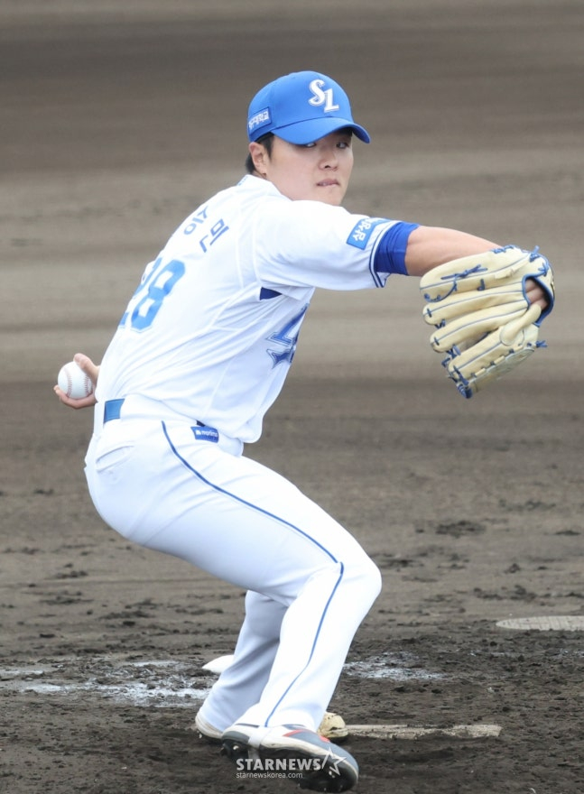 WBC대표팀이 2월 20일 일본 오키나와 온나손 아카마 구장에서 삼성 라이온즈와 연습경기를 진행했다.  삼성 이승민이 역투하고 있다. /사진=김진경 대기자