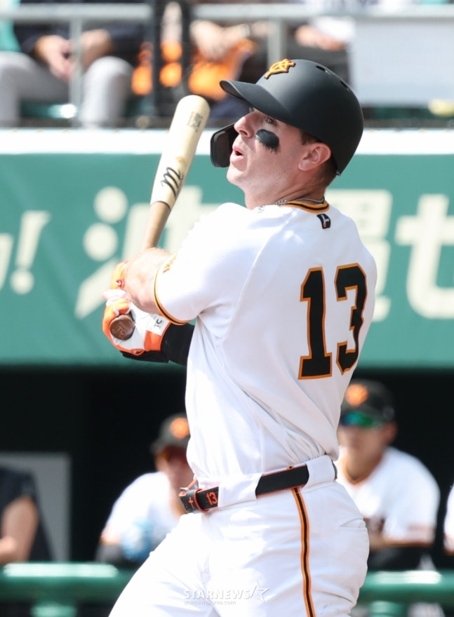 삼성 라이온즈가 28일 일본 오키나와현 나하 셀룰러 스타티움에서 요미우리와 연습경기를 가졌다.  요미우리 트레이 캐비지가 힘차게 타석하고 있다. /사진=김진경 대기자