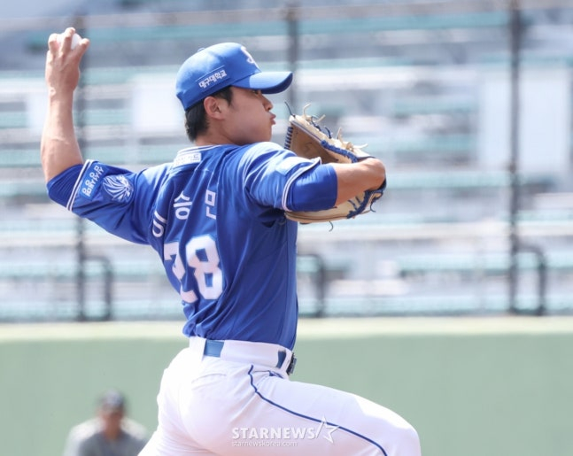 삼성 라이온즈가 28일 일본 오키나와현 나하 셀룰러 스타티움에서 요미우리와 연습경기를 가졌다.  삼성 이승민이 역투하고 있다. /사진=김진경 대기자