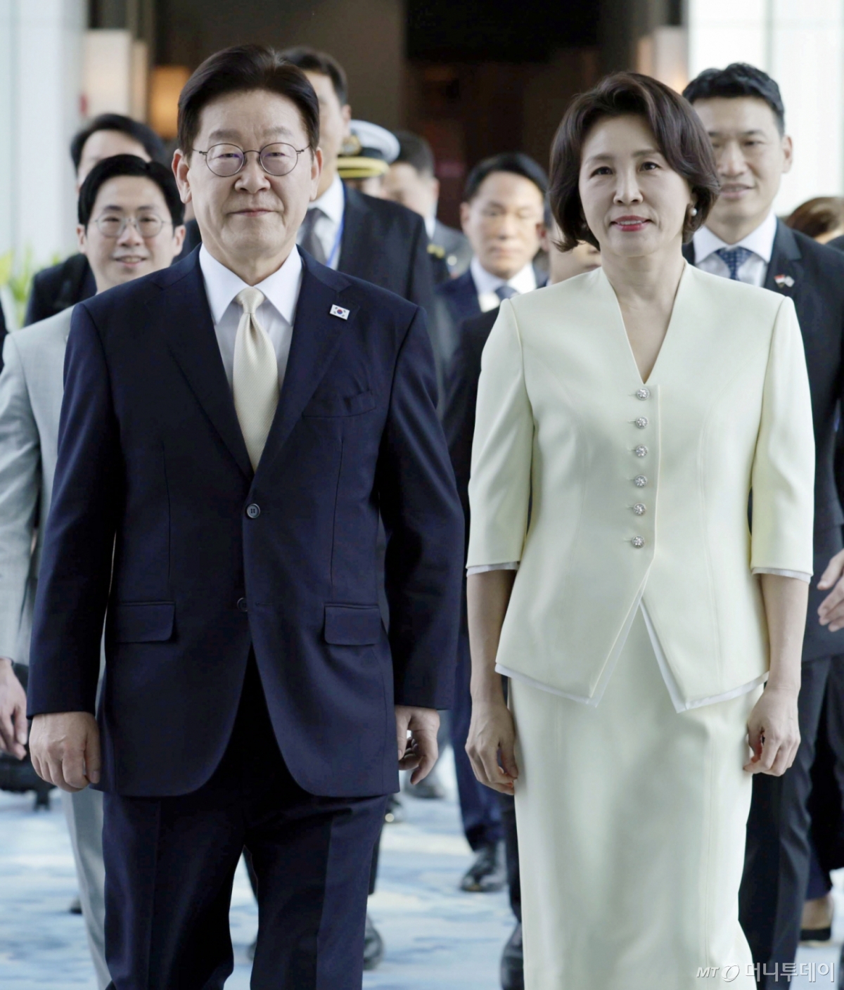 [싱가포르=뉴시스] 최동준 기자 = 싱가포르를 국빈 방문한 이재명 대통령과 김혜경 여사가 1일(현지 시간) 창이 국제공항에 도착해 이동하고 있다. 2026.03.01. photocdj@newsis.com /사진=최동준