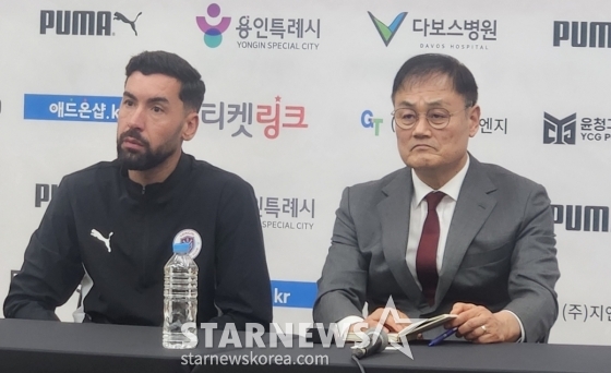 포르투갈 출신 골키퍼 노보(왼쪽)와 최윤겸 용인FC 초대 감독. /사진=박건도 기자