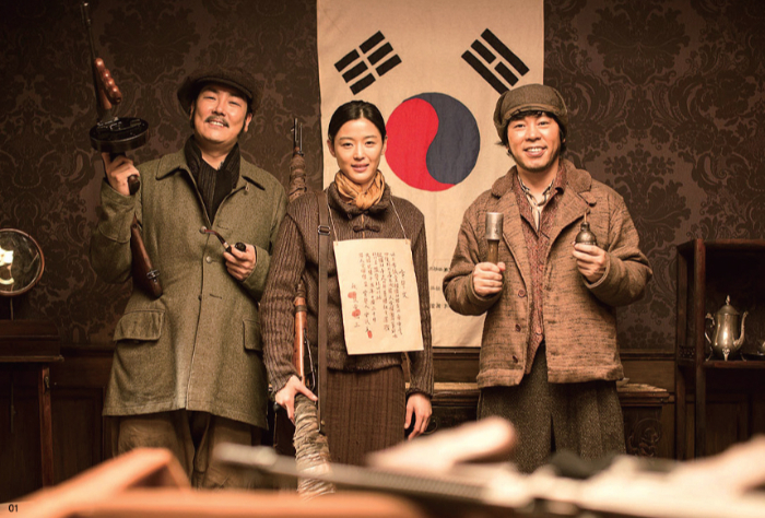 영화 '암살'은 독립군 3인조 중 조진웅(속사포 역) 출연분만 편집돼 있어 눈길을 끌었다. 편집된 장면은 안옥윤(전지현)과 최덕문(황덕삼), 조진웅(추상옥)이 함께 의거를 앞두고 기념 사진을 찍는 내용이다. /사진=영화 '암살'